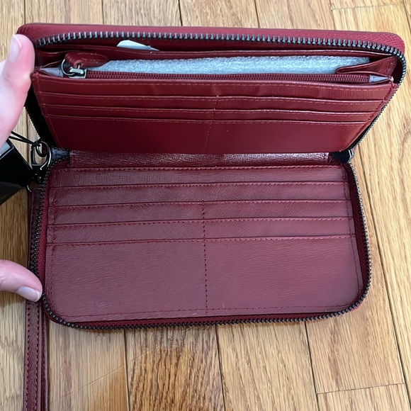 💜HOST PICK💜Kenneth Cole New York Red Leather Wallet with Detachable Wrist Stap - Picture 6 of 10